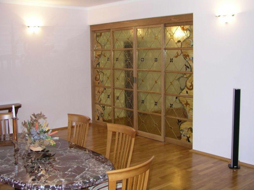 Перегородка для гостиной с цветным стеклом и декоративными вставками Павлодар
