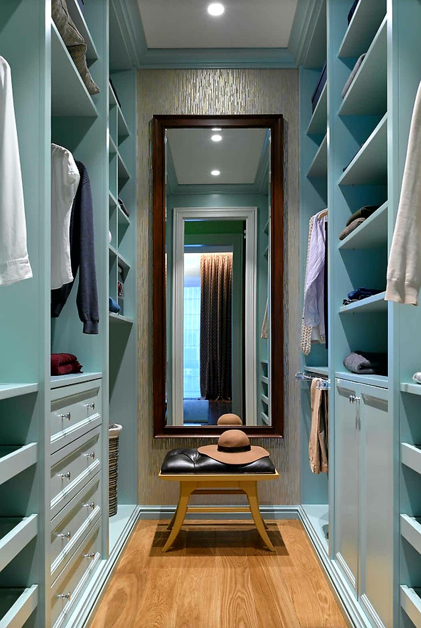 Параллельная гардеробная комната с большим зеркалом Павлодар