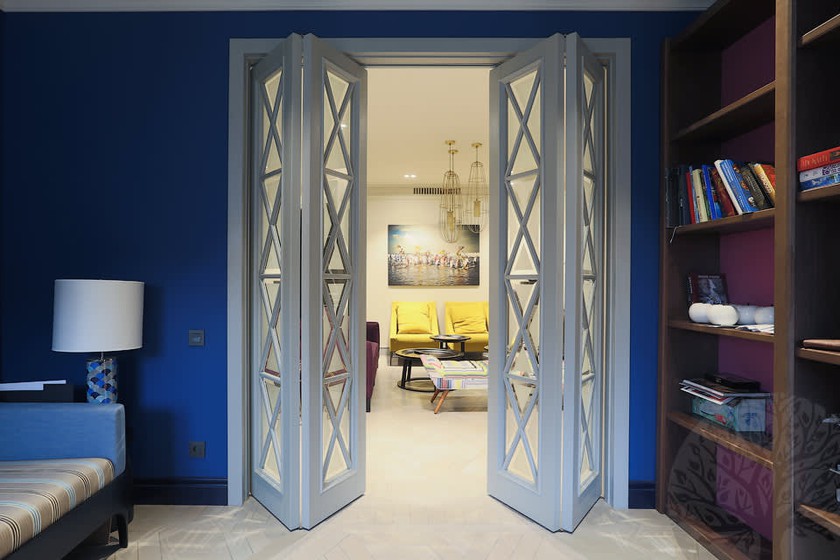 Двери гармошка  для гостиной со стеклами с разделителями Павлодар