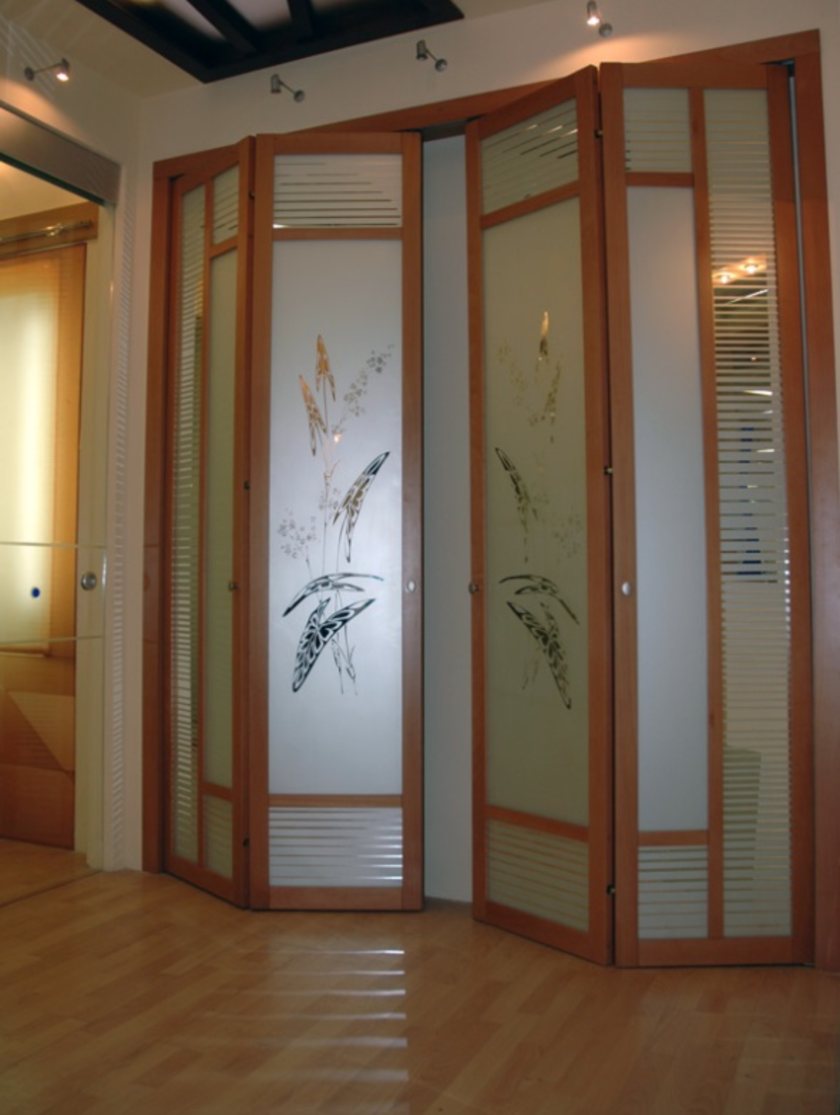 Широкие двери гармошка с матовым стеклом и рисунком Павлодар