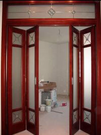 Дверь гармошка с декоративными стеклянными вставками Павлодар